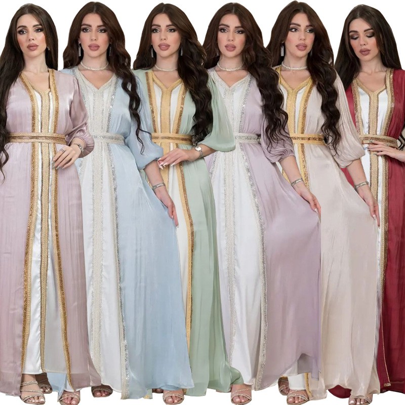 Evening Gown - ラベンダー色のスパンコールドレス、Vネック、パフスリーブ、サテン生地、ベルト付きウエスト、フロア丈ガウン、ゴールドトリム、刺繍トリム、イブニングドレス